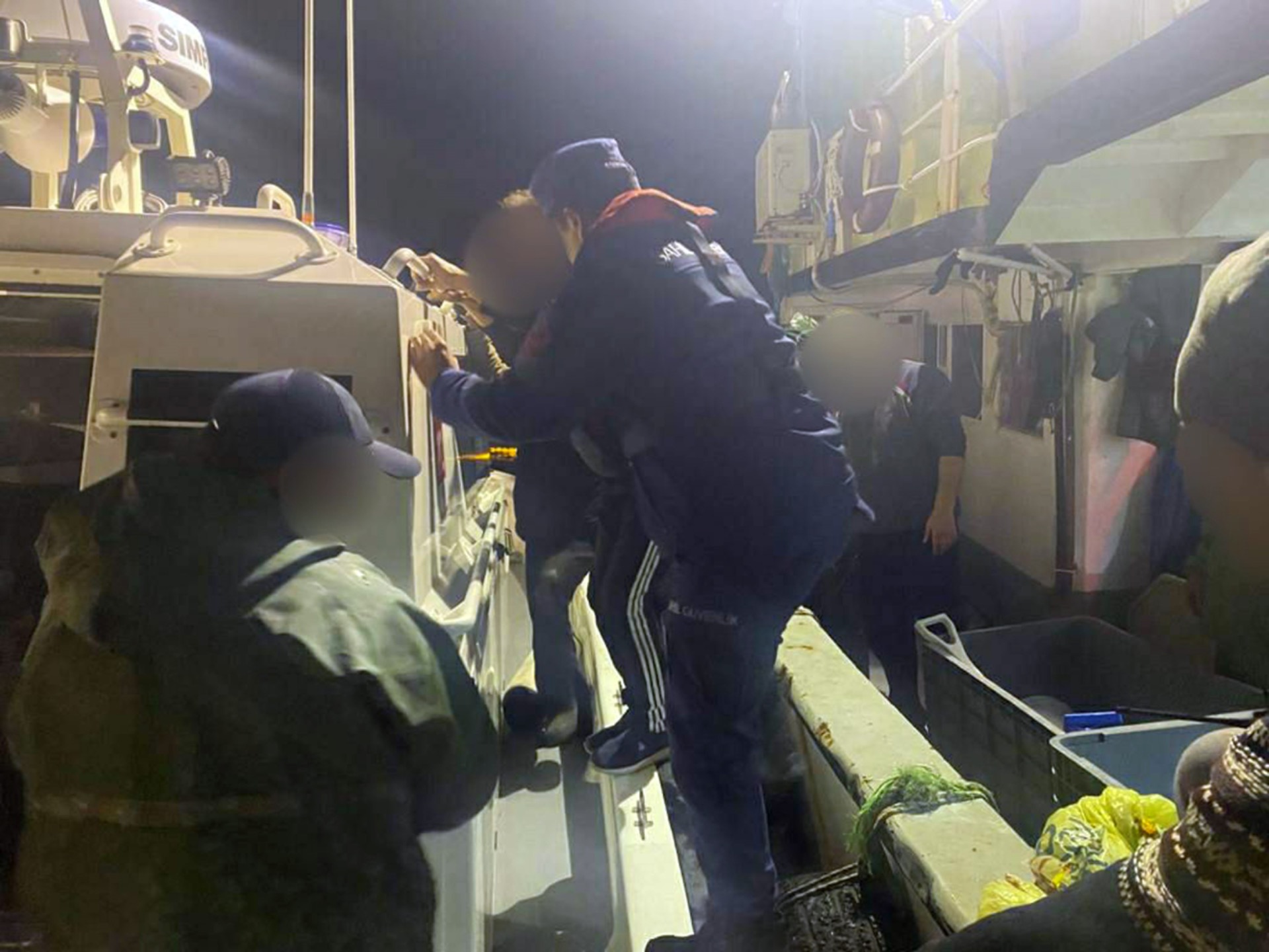 Balıkçı teknesinde rahatsızlanan vatandaşa Sahil Güvenlik’ten tıbbi tahliye
