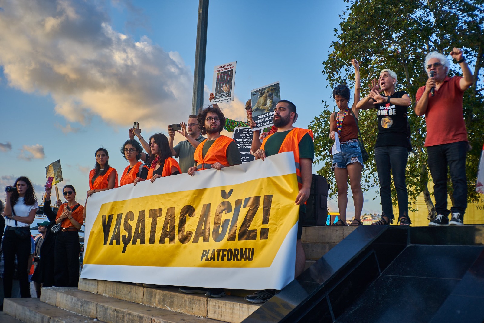 Binlerce yaşam hakkı savunucusu İstanbul Kadıköy'de katliam yasasını protesto etti