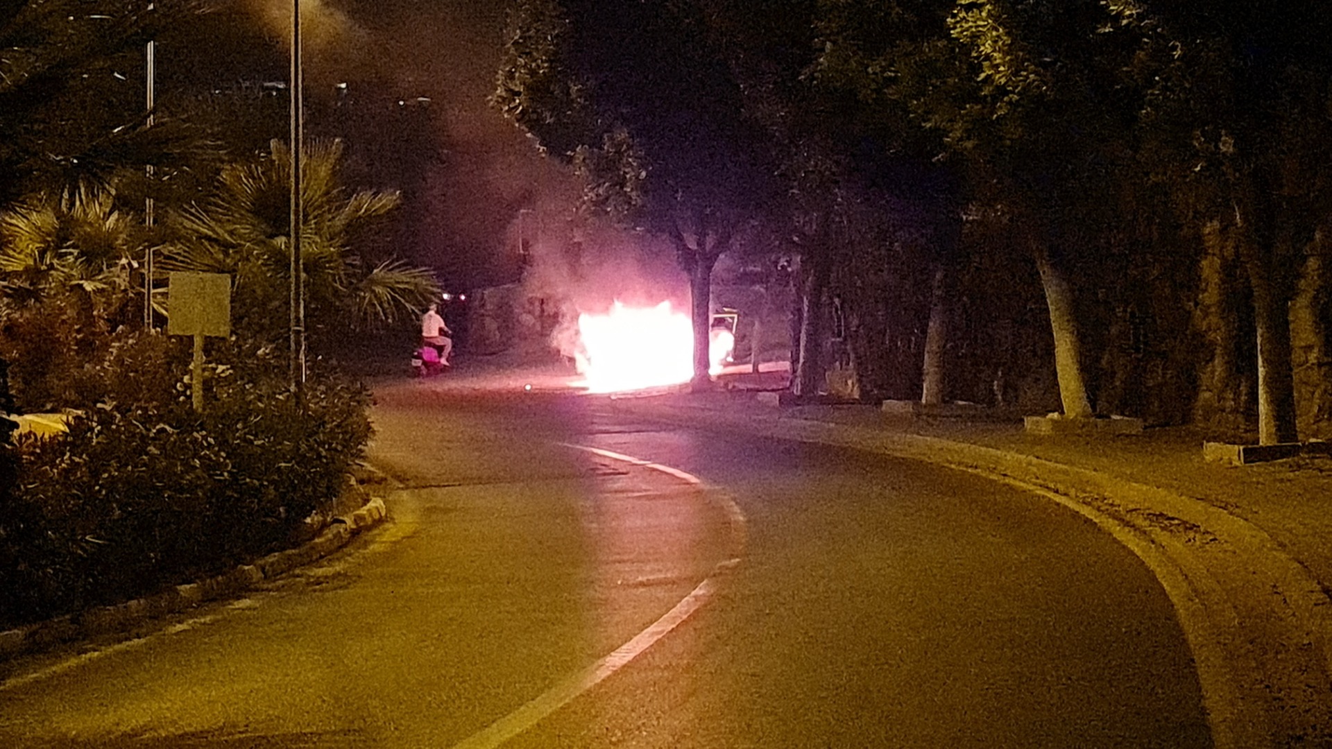 Konacık'ta gece yarısı bir otomobil yanarak küle döndü!