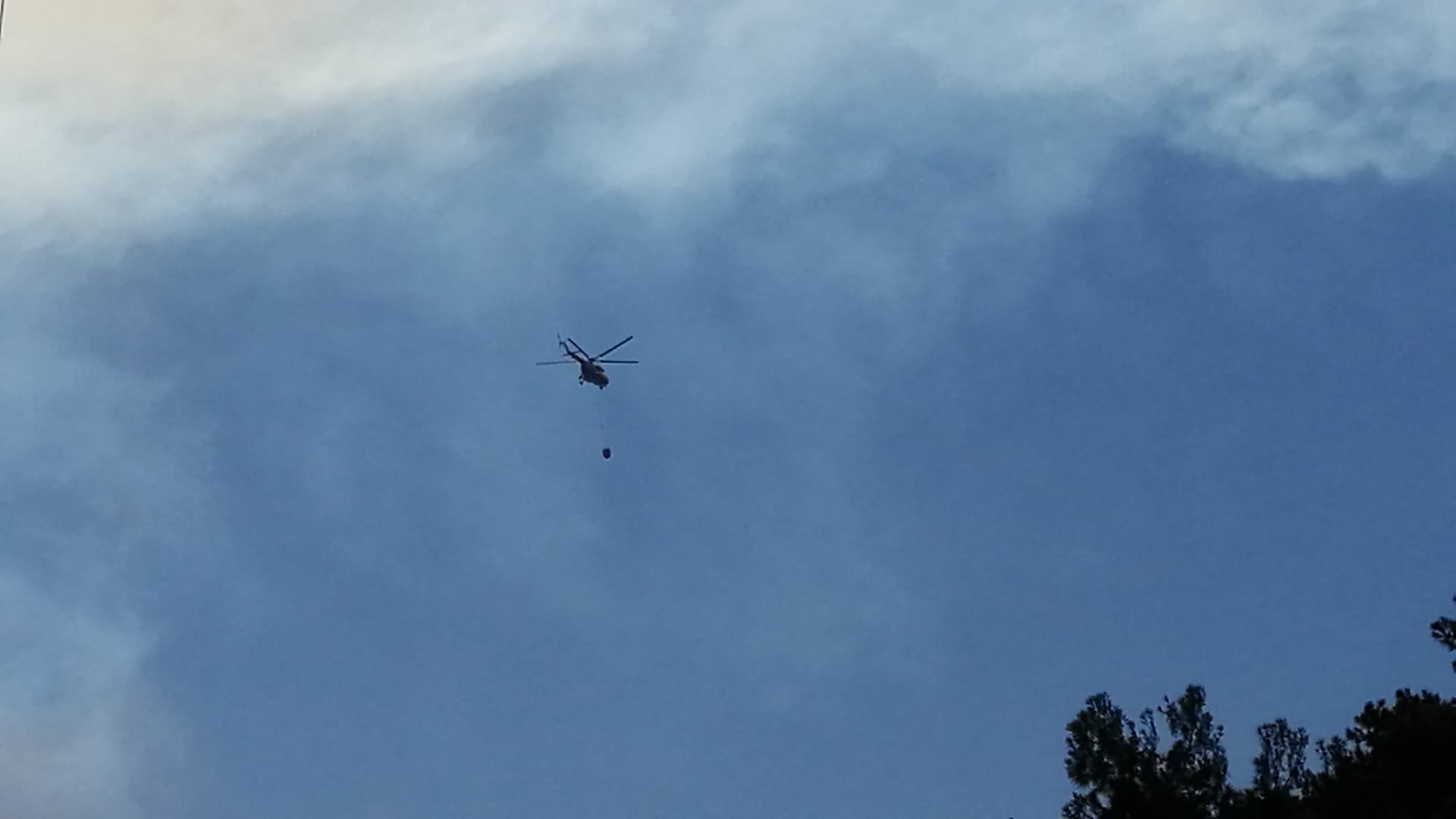 1 ev yandı! Yerleşim yerlerine ulaşan Datça yangınına 18 helikopter, 7 uçak ile müdahale ediliyor... 