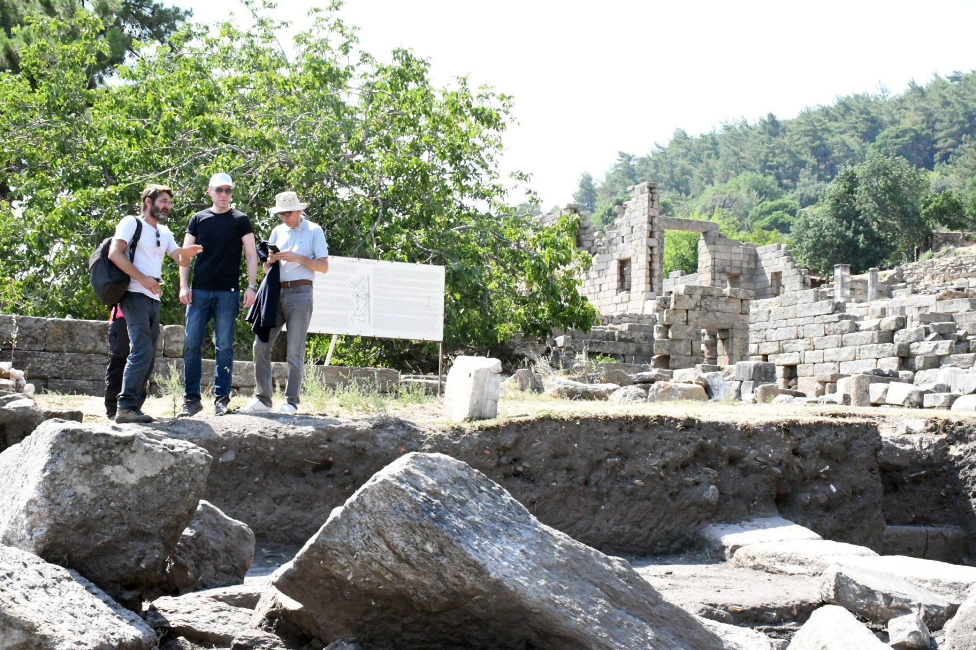 Fransa’nın Türkiye Büyükelçisi Herve Magro, Labranda Antik Kenti'ni inceledi 