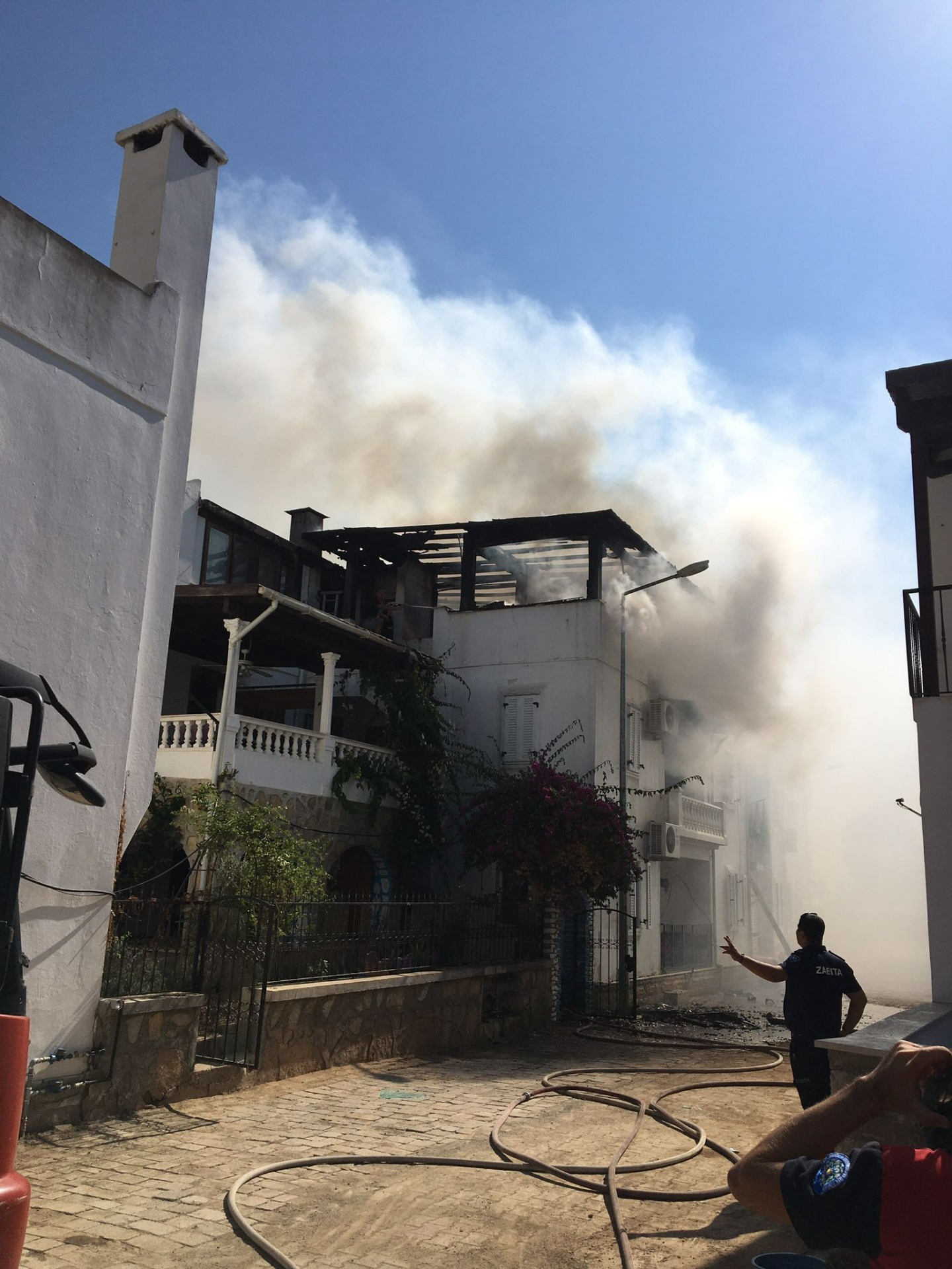 Bodrum’da korku dolu anlar! Alevlerin arasında kalan kadın, ikinci kattan aşağı atladı