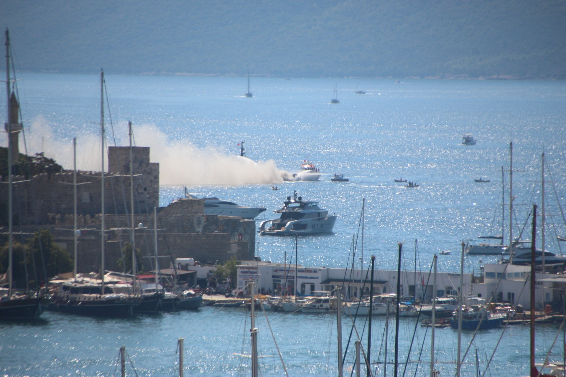 Bodrum’da korkutan yangın! Lüks motoryat, alev alev yandı