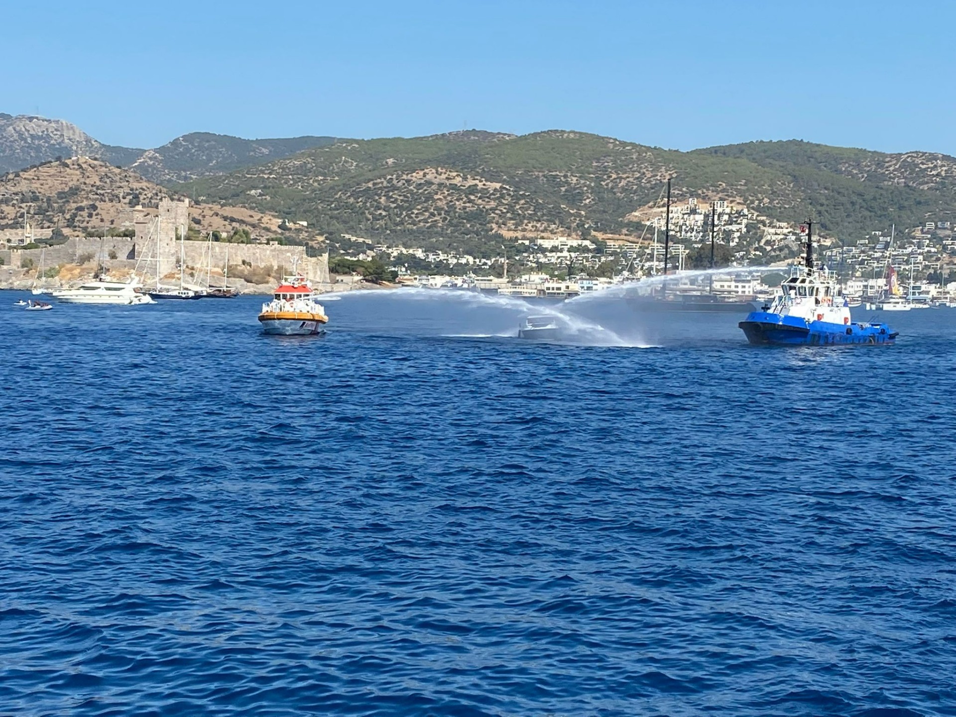 Bodrum’da korkutan yangın! Lüks motoryat, alev alev yandı