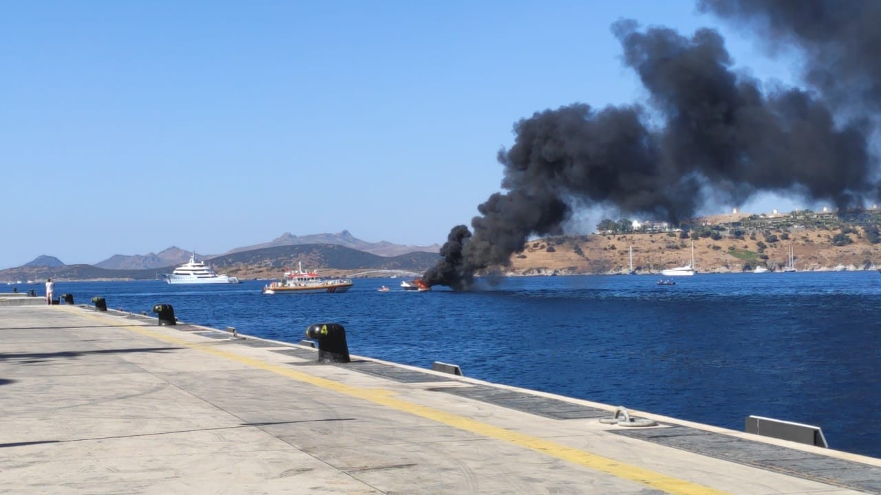 Bodrum’da korkutan yangın! Lüks motoryat, alev alev yandı