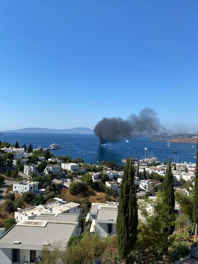 Bodrum’da korkutan yangın! Lüks motoryat, alev alev yandı