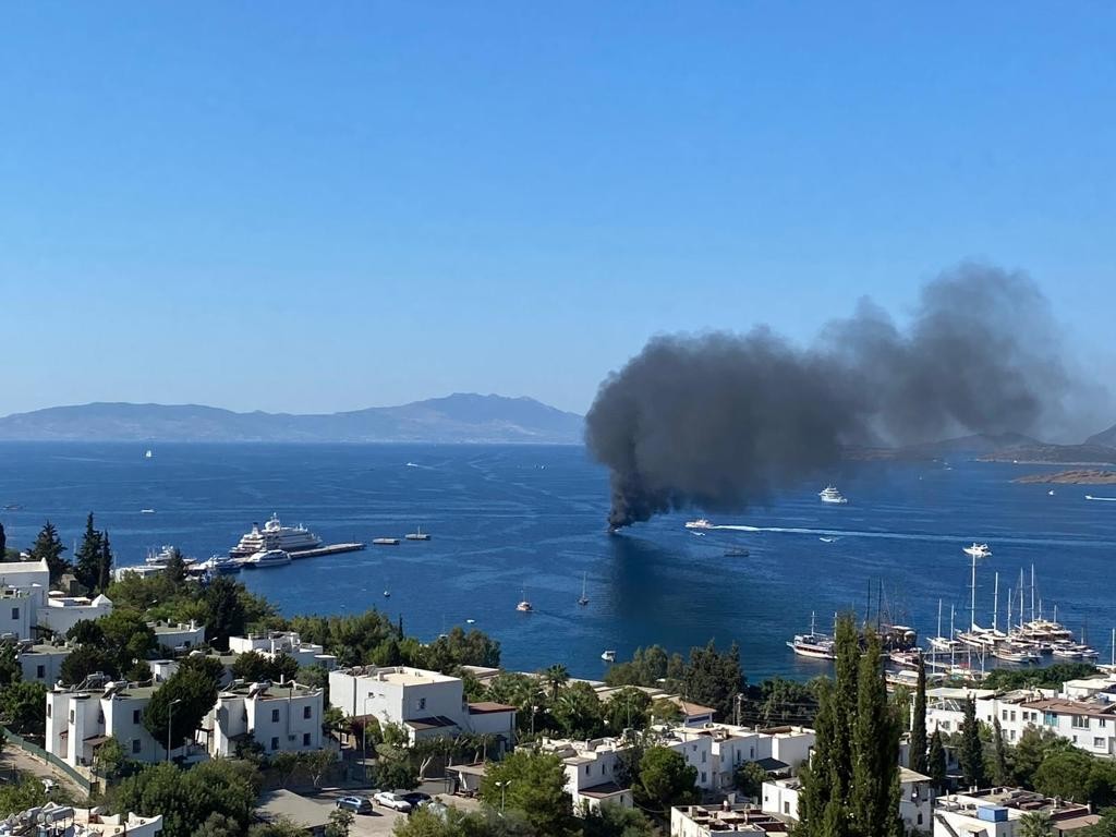 Bodrum’da korkutan yangın! Lüks motoryat, alev alev yandı