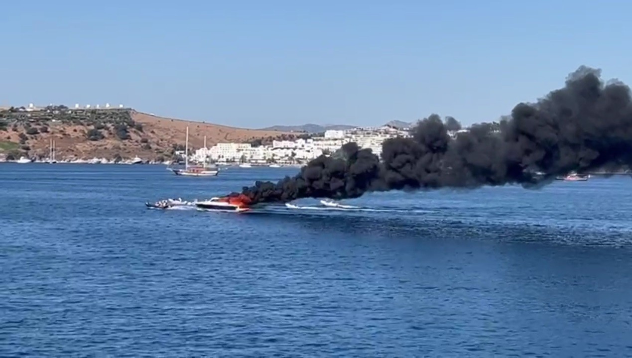 Bodrum’da korkutan yangın! Lüks motoryat, alev alev yandı