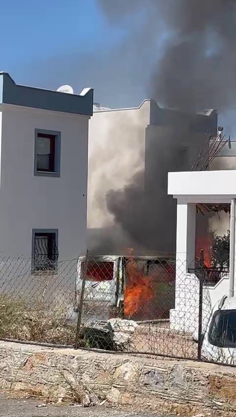 Evlerin arasında korkutan yangın