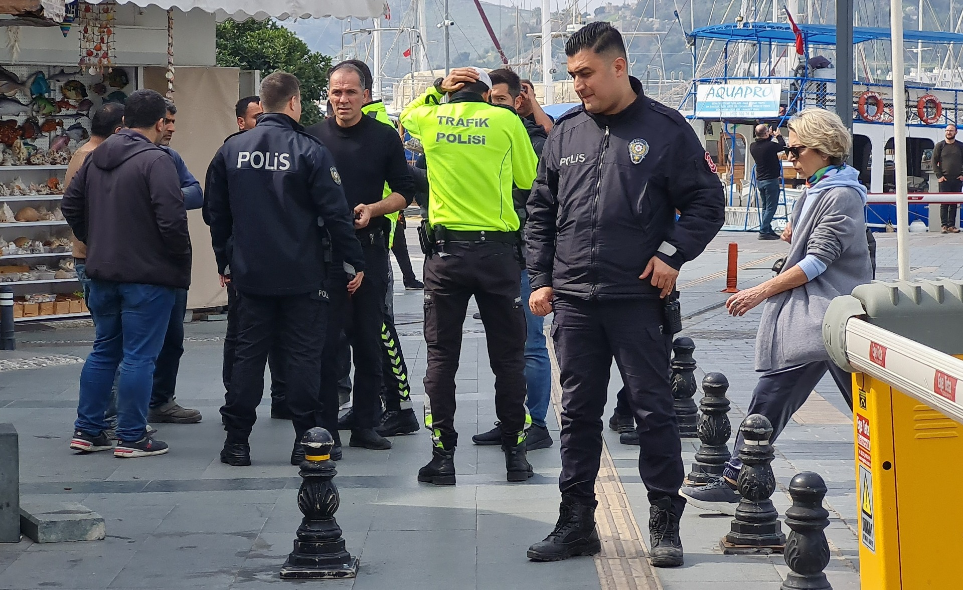 Kaçak binaları yıkılınca belediye binasına baskın yaptılar