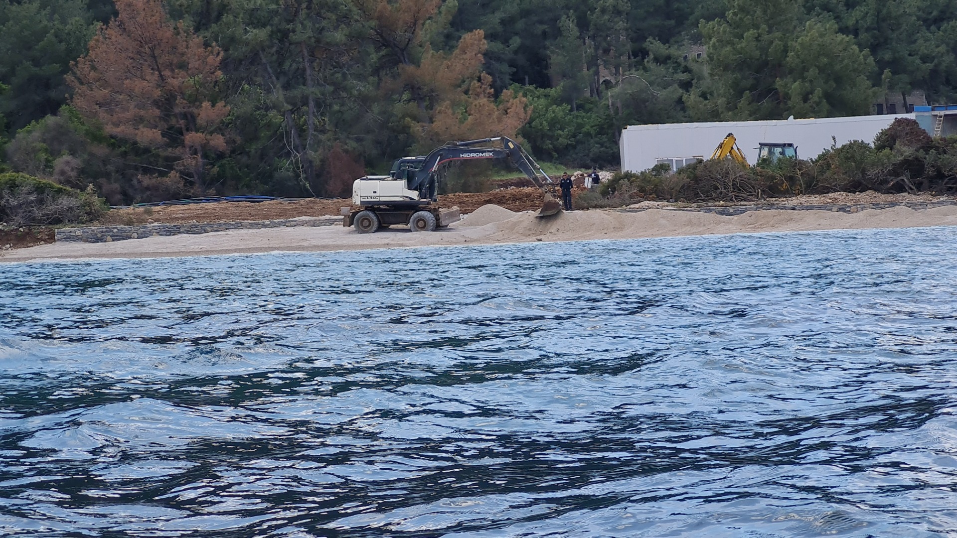 Bodrum'da denize dökülen kum kaldırılıyor, beton bloklar için ise talimat verildi