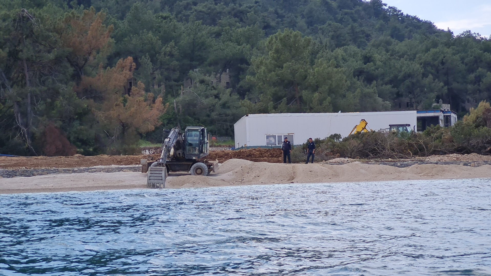 Bodrum'da denize dökülen kum kaldırılıyor, beton bloklar için ise talimat verildi