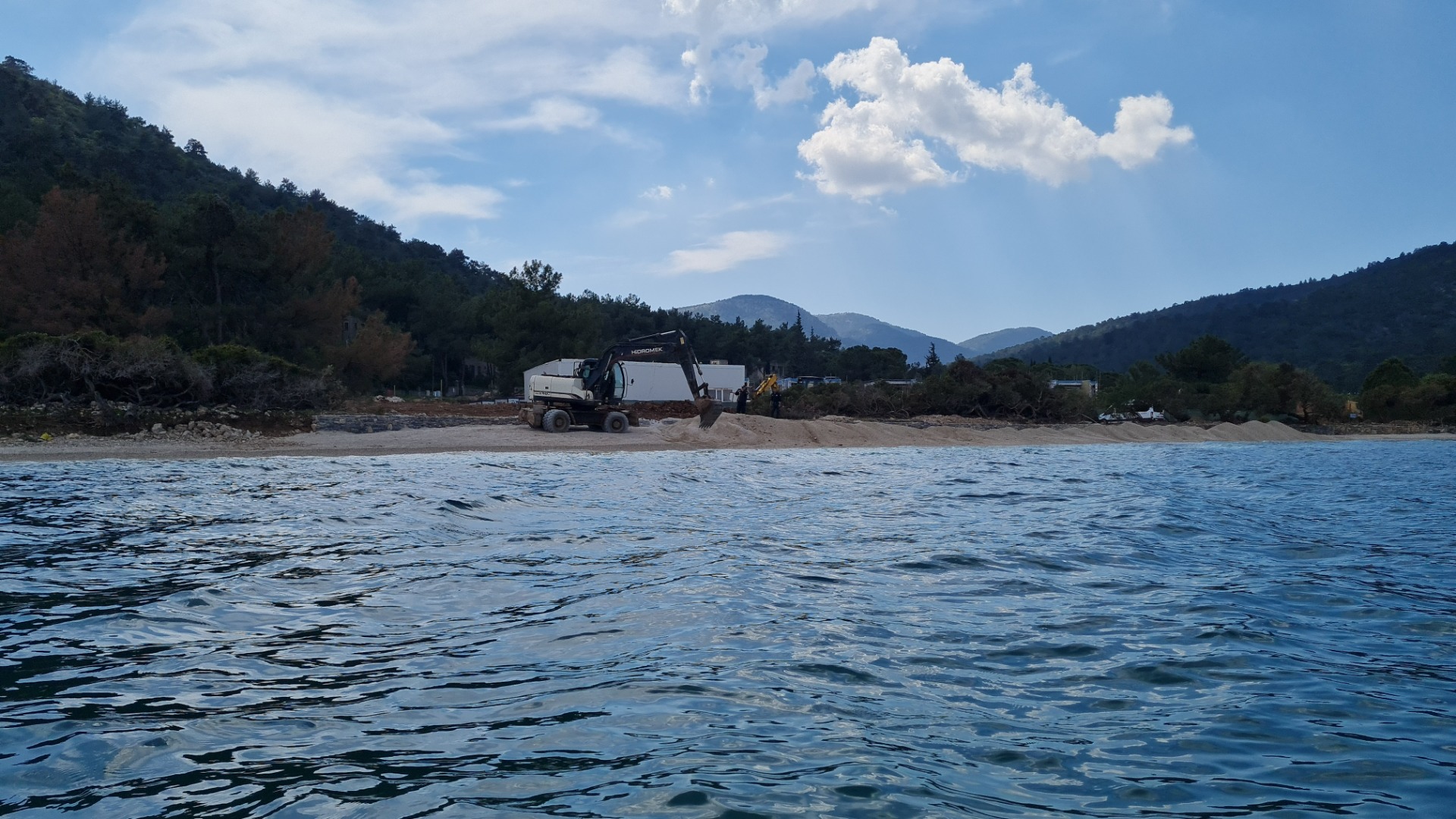 Bodrum'da denize dökülen kum kaldırılıyor, beton bloklar için ise talimat verildi