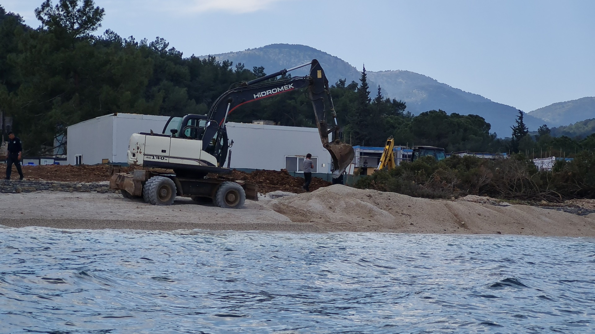 Bodrum'da denize dökülen kum kaldırılıyor, beton bloklar için ise talimat verildi