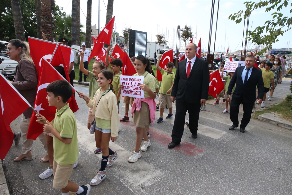 Antalya, Muğla ve Isparta'da yaya geçitleri 'yayalara öncelik' için kırmızıya boyandı