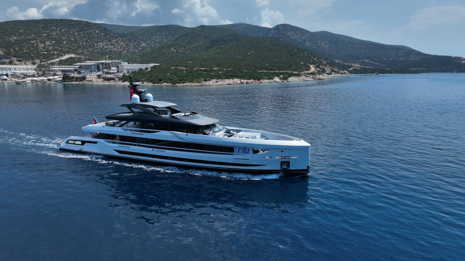 Bodrum’da 1.2 milyarlık süper yat suya indirildi