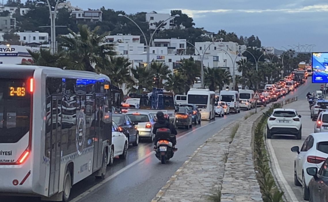 Bodrum’da trafik kaosu yaşanıyor: 'Bu nasıl akıllı ışık sistemi?!'