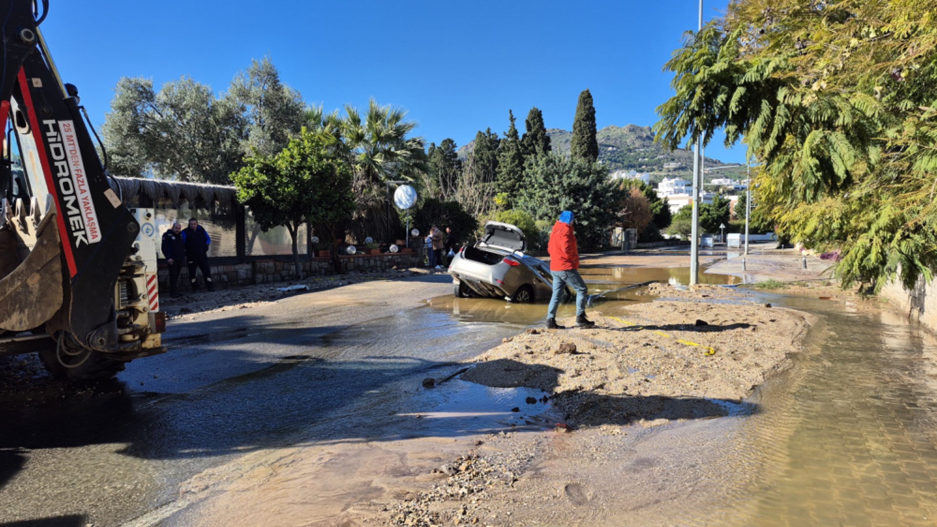 Bodrum'da isale hattı patladı, otomobil çukura düştü