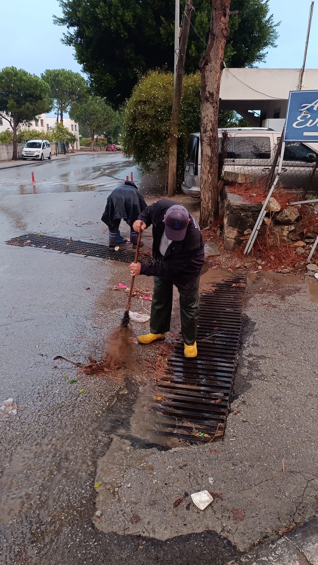 Belediye ekiplerinden yağmur mesaisi