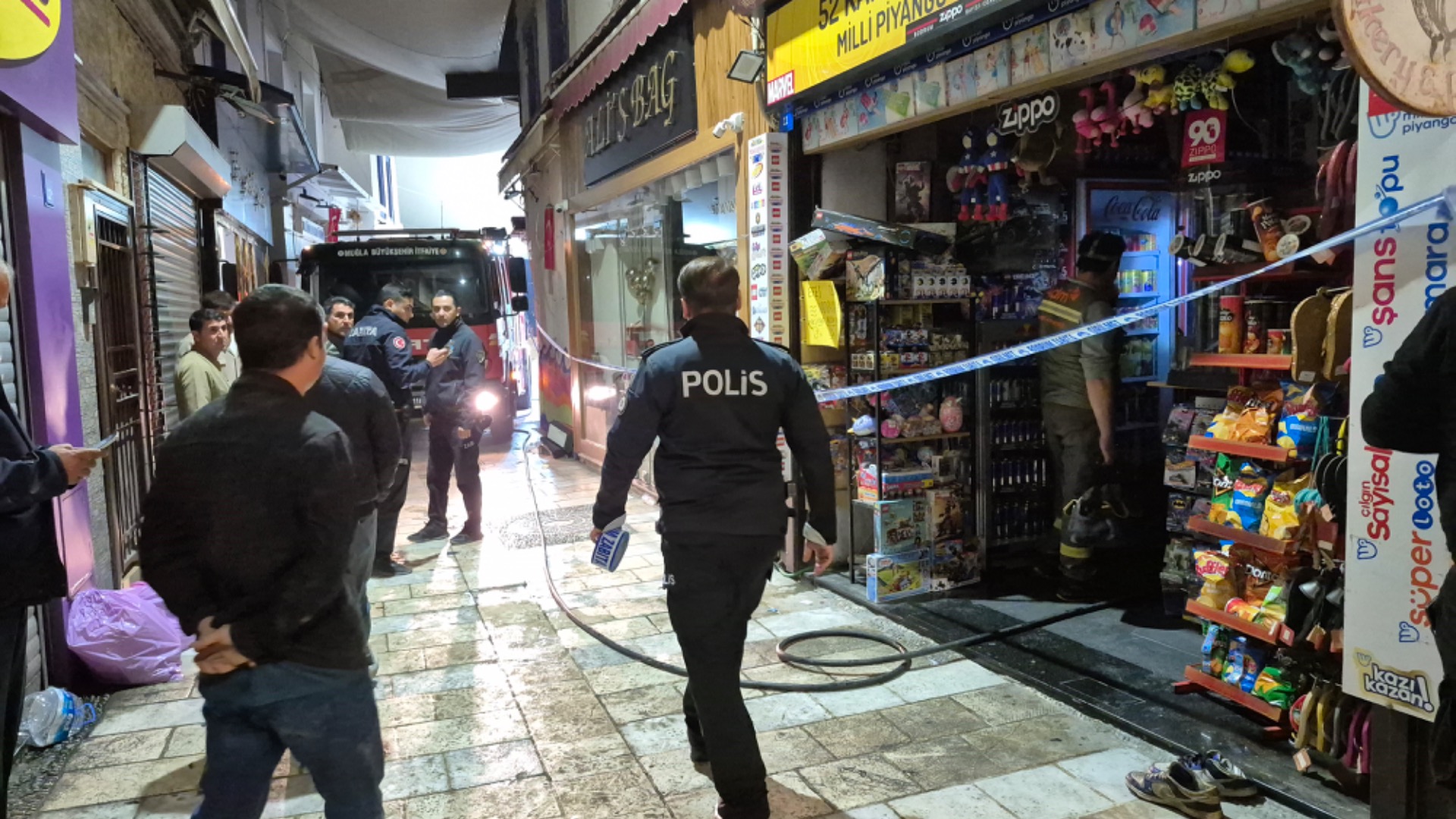 Bodrum'da cinnet getiren şahıs kardeşinin bulunduğu marketi ateşe verdi: 1 ölü, 5 yaralı