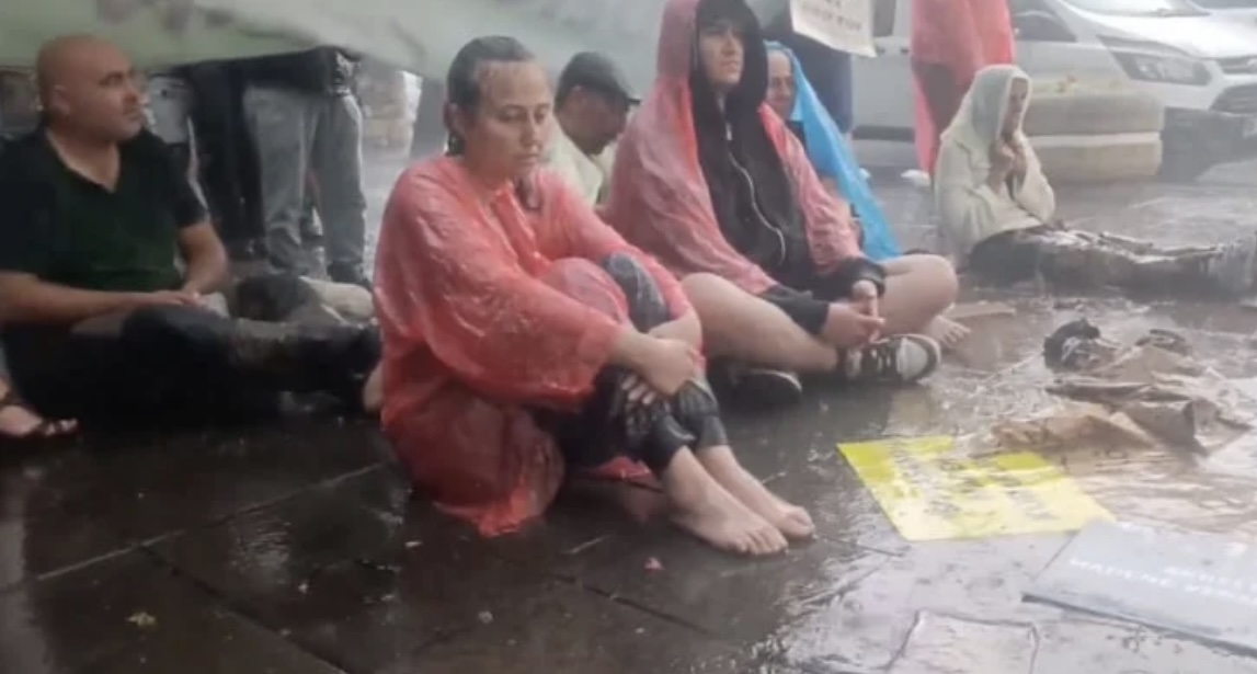 Sağanak yağış da olsa Akbelen direnişçileri üç gündür Meclis önünde direniyor!