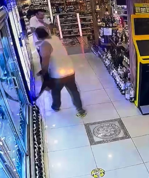Kardeşinin marketine baltayla saldırdı