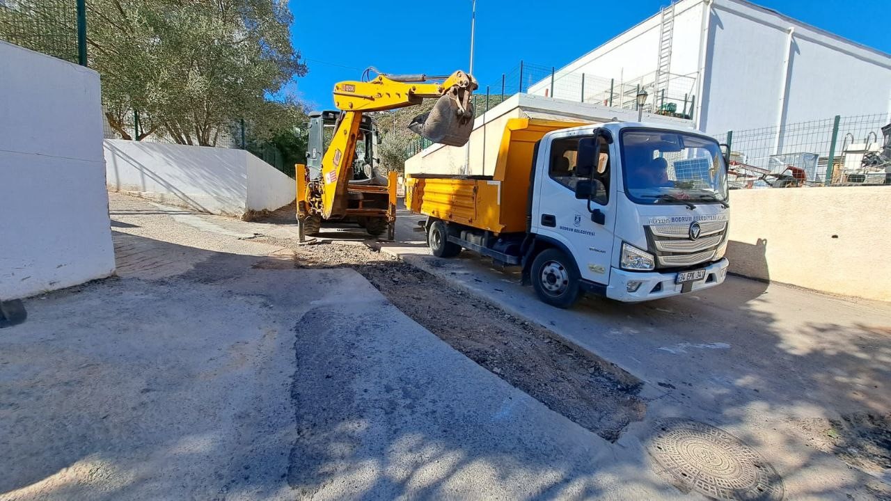 Bodrum’da çevre düzenleme ve yol bakım onarım çalışmaları sürüyor 