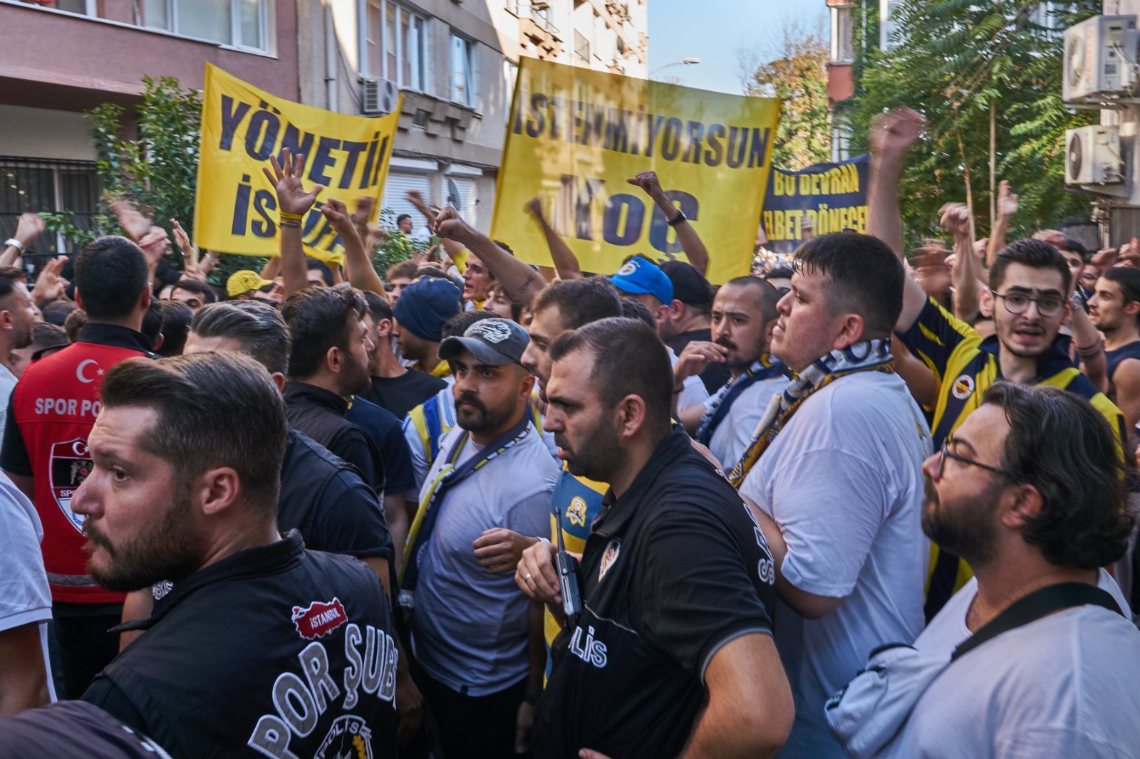 Fenerbahçe taraftarı Kadıköy'de Ali Koç ve yönetimini protesto etti