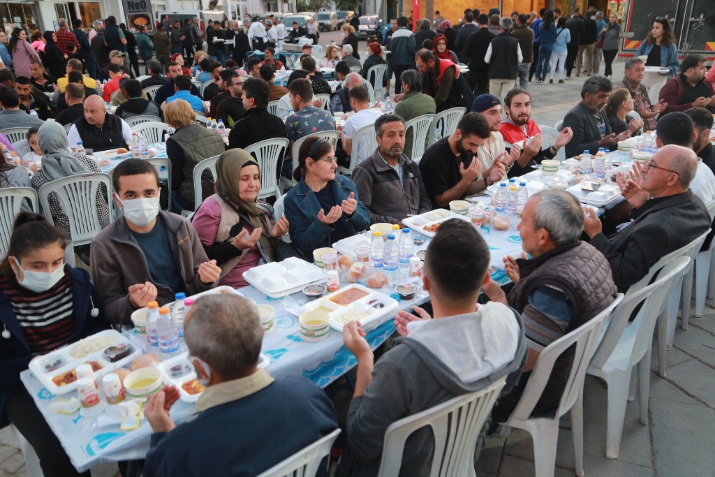 BODRUM’DA BİNLERCE KİŞİ BELEDİYENİN DÜZENLEDİĞİ İFTARA KATILDI 