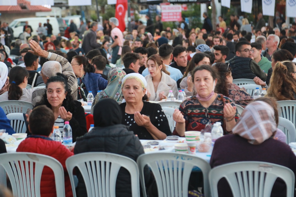 BODRUM’DA BİNLERCE KİŞİ BELEDİYENİN DÜZENLEDİĞİ İFTARA KATILDI 