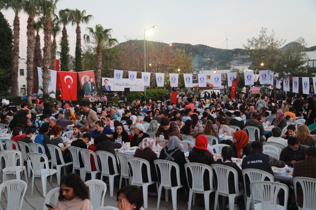 BODRUM’DA BİNLERCE KİŞİ BELEDİYENİN DÜZENLEDİĞİ İFTARA KATILDI 