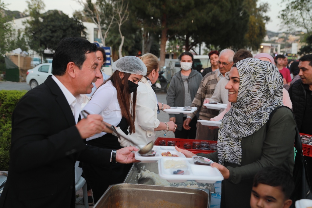 BODRUM’DA BİNLERCE KİŞİ BELEDİYENİN DÜZENLEDİĞİ İFTARA KATILDI 