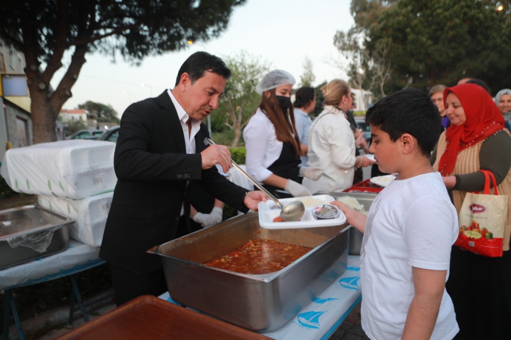 BODRUM’DA BİNLERCE KİŞİ BELEDİYENİN DÜZENLEDİĞİ İFTARA KATILDI 