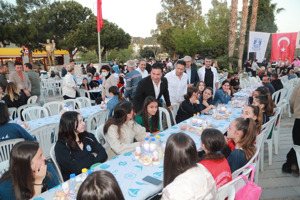 BODRUM’DA BİNLERCE KİŞİ BELEDİYENİN DÜZENLEDİĞİ İFTARA KATILDI 