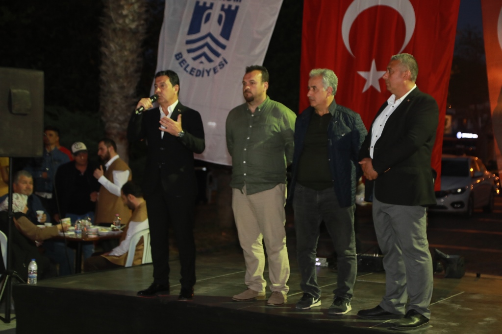 BODRUM’DA BİNLERCE KİŞİ BELEDİYENİN DÜZENLEDİĞİ İFTARA KATILDI 