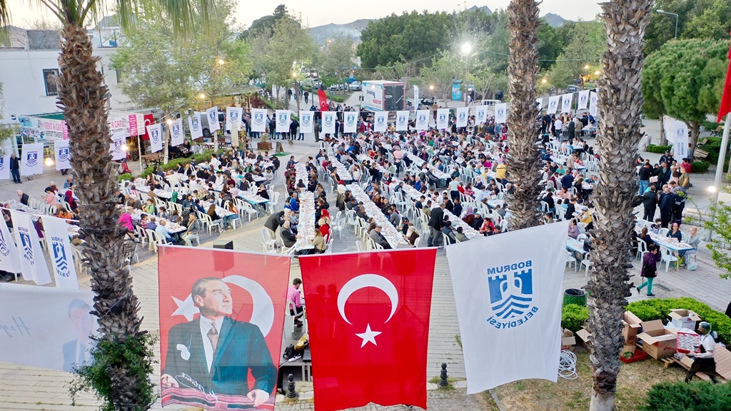 BODRUM’DA BİNLERCE KİŞİ BELEDİYENİN DÜZENLEDİĞİ İFTARA KATILDI 