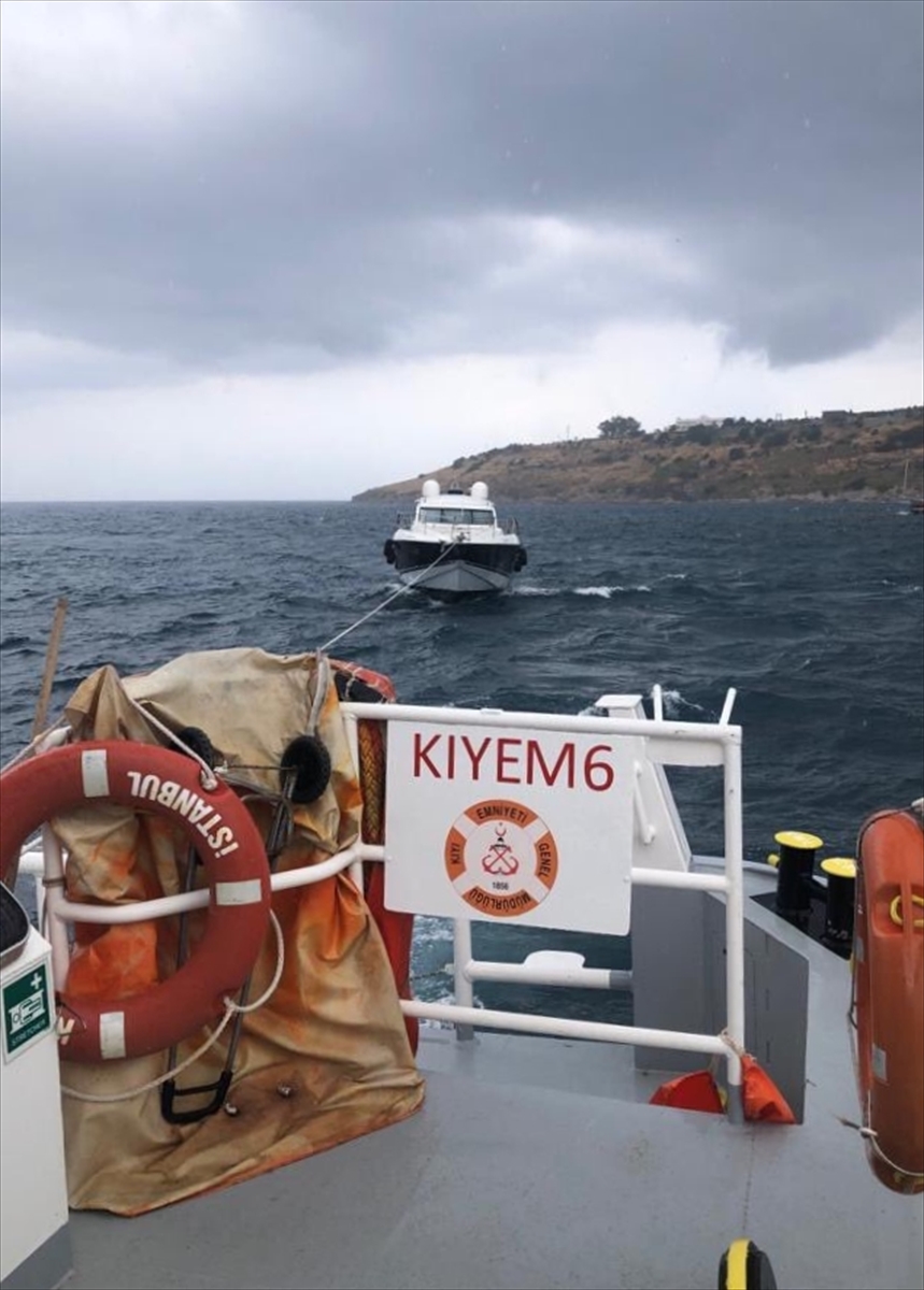 Bodrum'da karaya oturan tekne, kıyı emniyeti ekiplerince marinaya çekildi