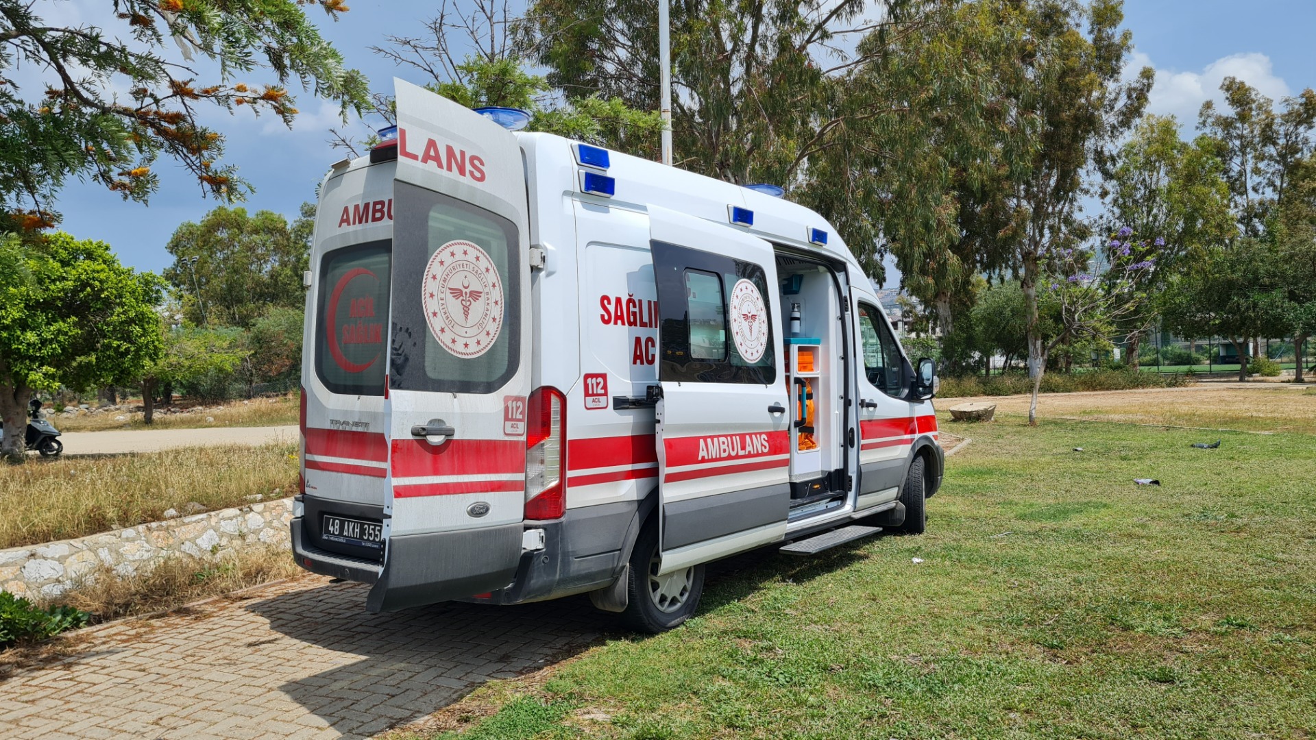 Boğulmak üzere olan genci vatandaşlar kurtardı