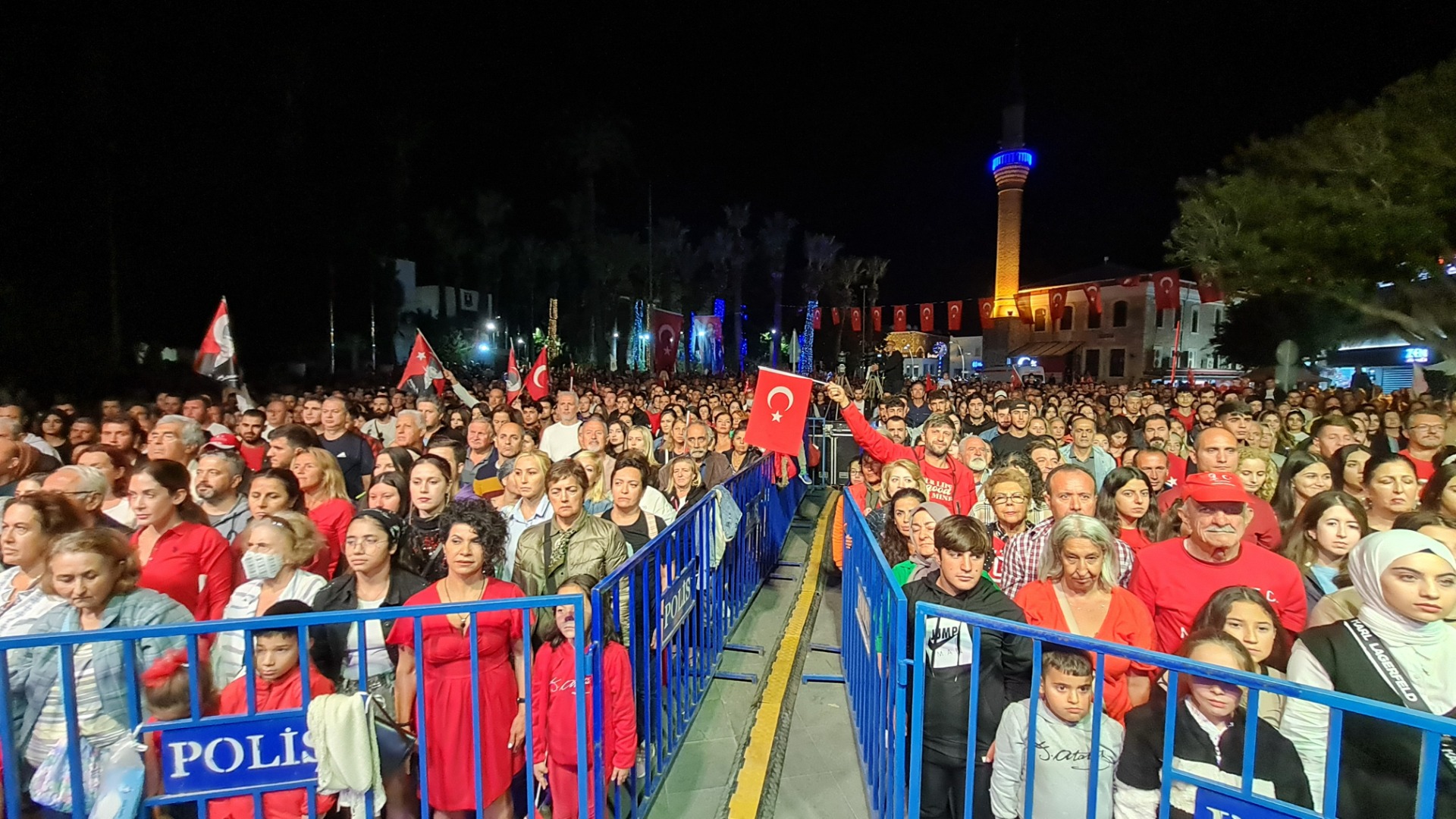 Bodrum’da kilometrelerce uzunlukta fener alayı