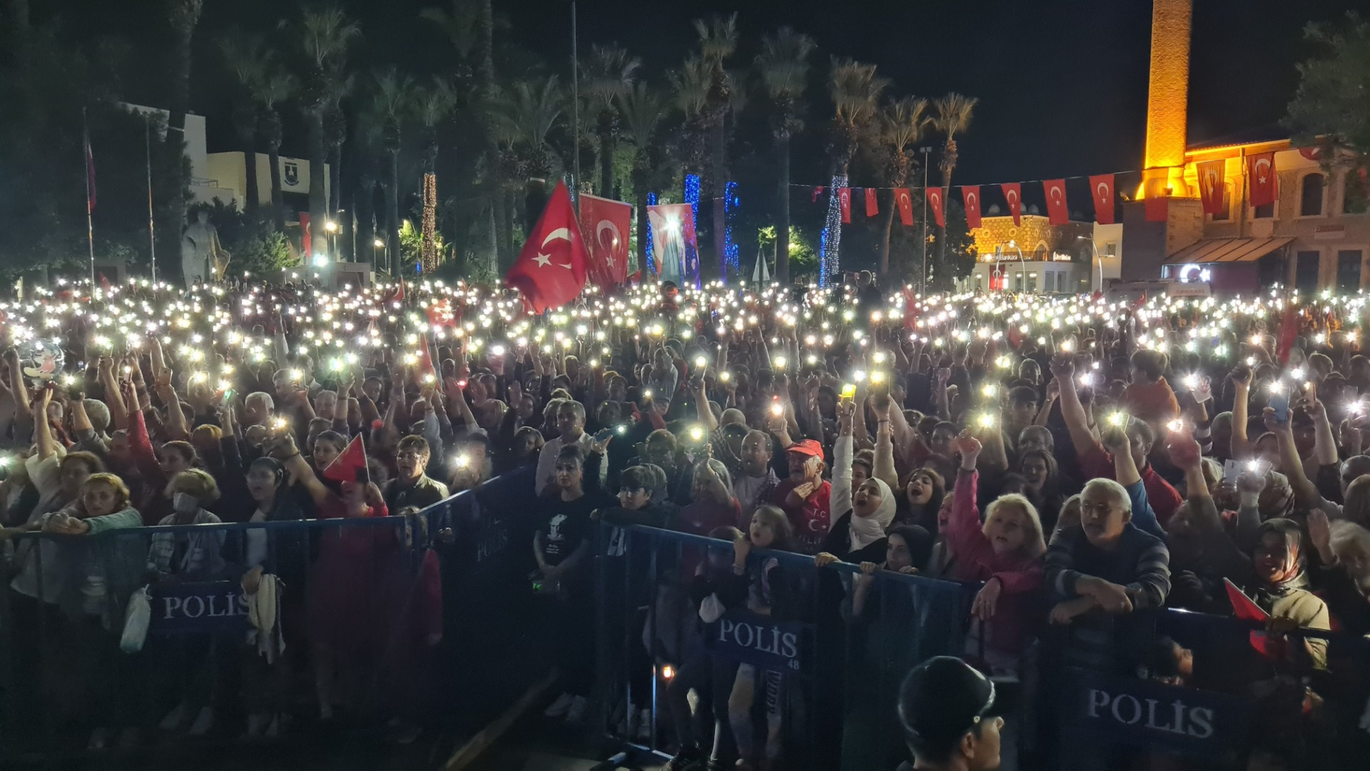 Bodrum’da kilometrelerce uzunlukta fener alayı