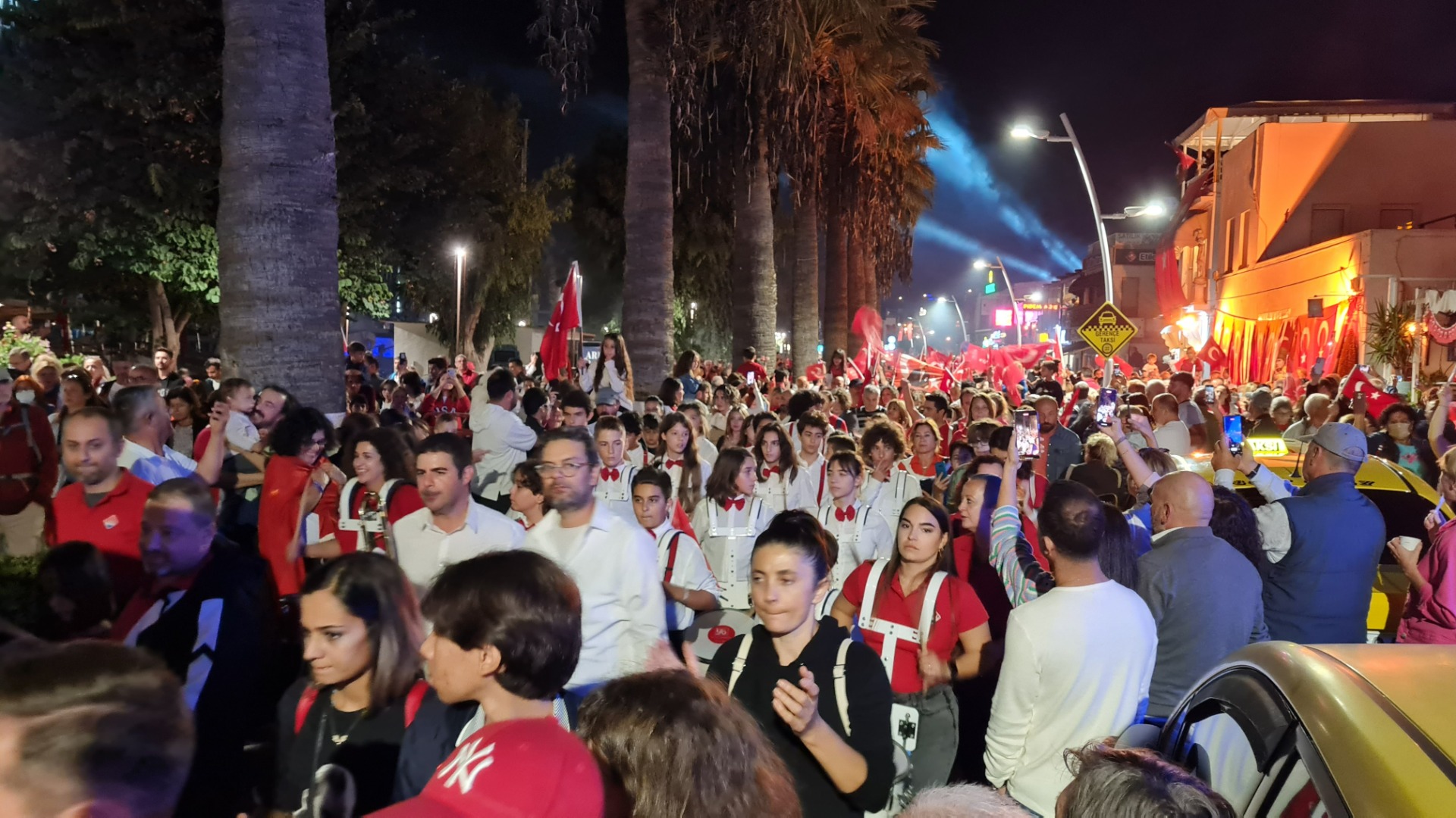 Bodrum’da kilometrelerce uzunlukta fener alayı