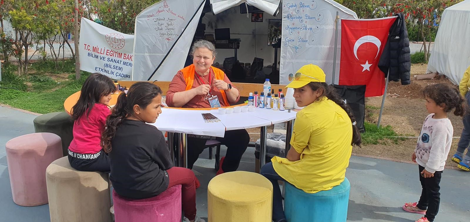 Bodrumlu öğretmenlerden Hatay’da öğrencilere bilim ve sanat etkinliği