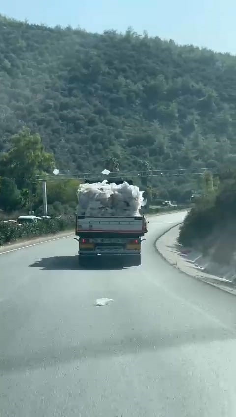 Plastik malzeme taşıyan tır trafiği tehlikeye düşürdü