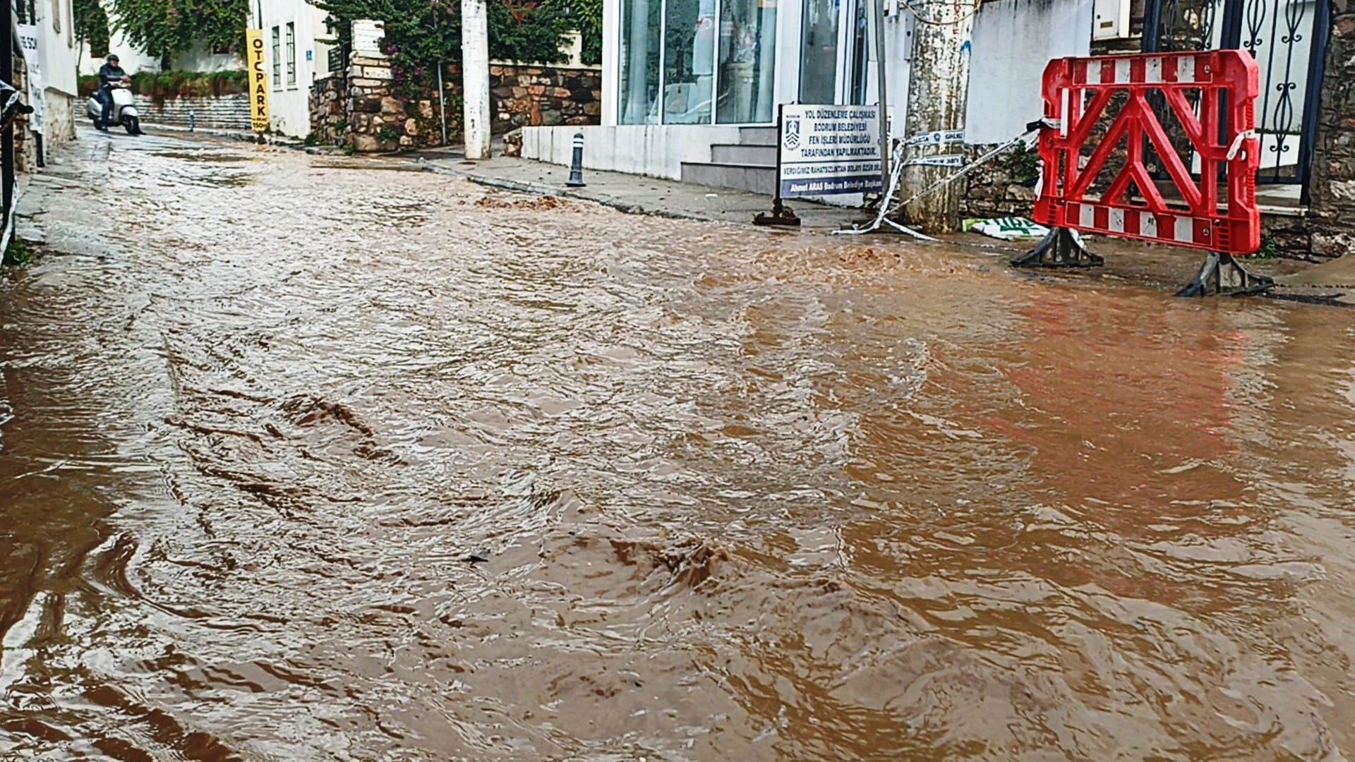 Bodrum‘da yine aynı kabus! Sağanak yağışta evleri su bastı 