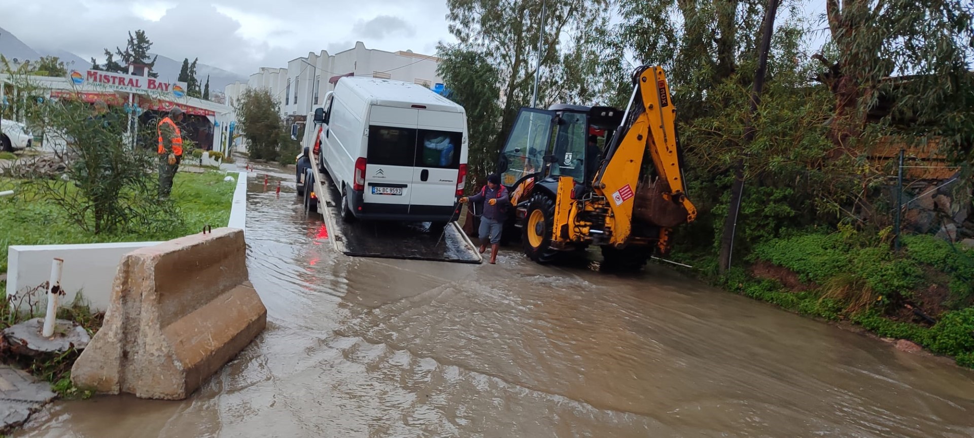 Yağışlardan dolayı dere yatağında mahsur kalan iki araç kurtarıldı 