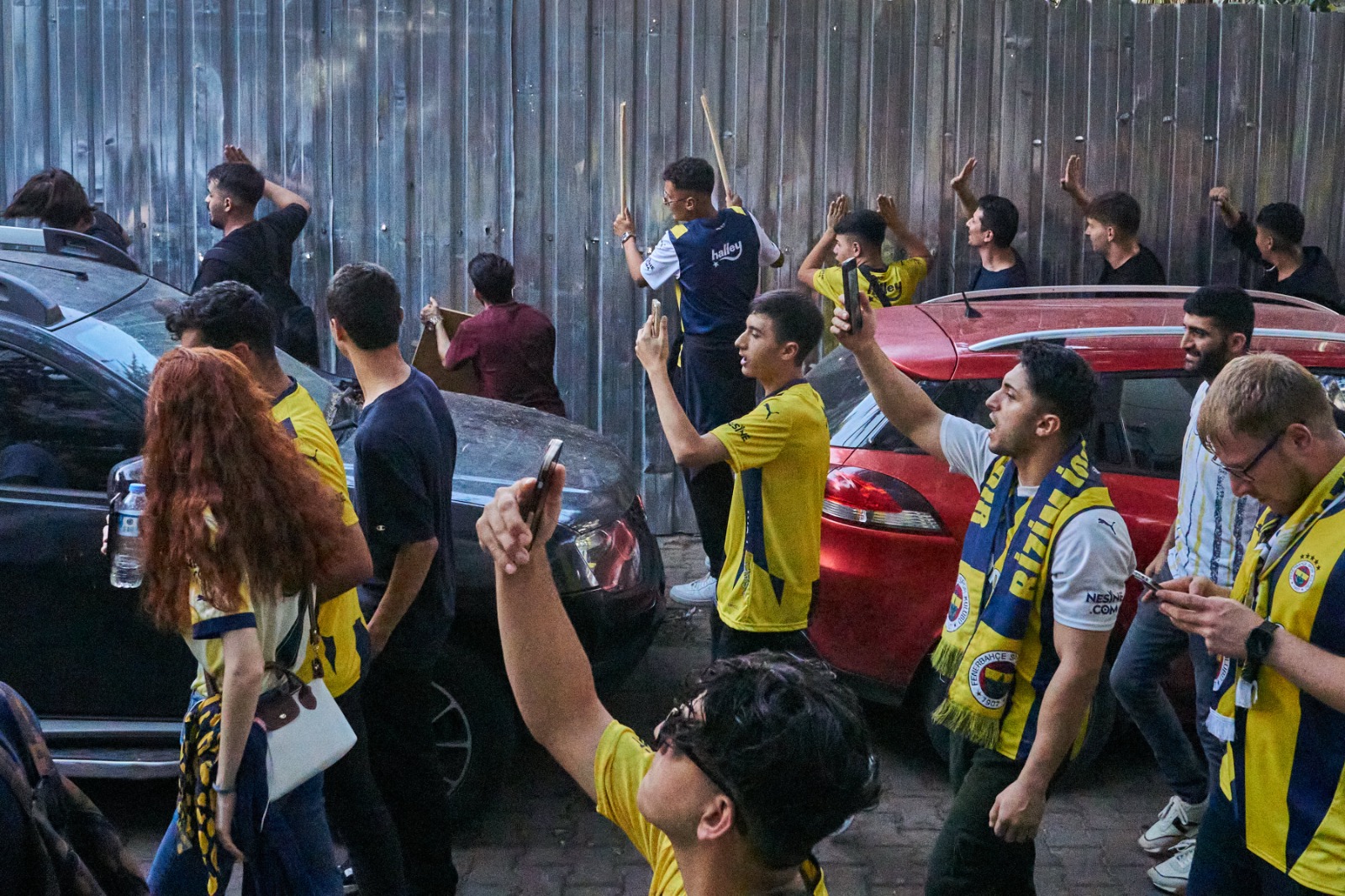 Fenerbahçe taraftarı Kadıköy'de Ali Koç ve yönetimini protesto etti