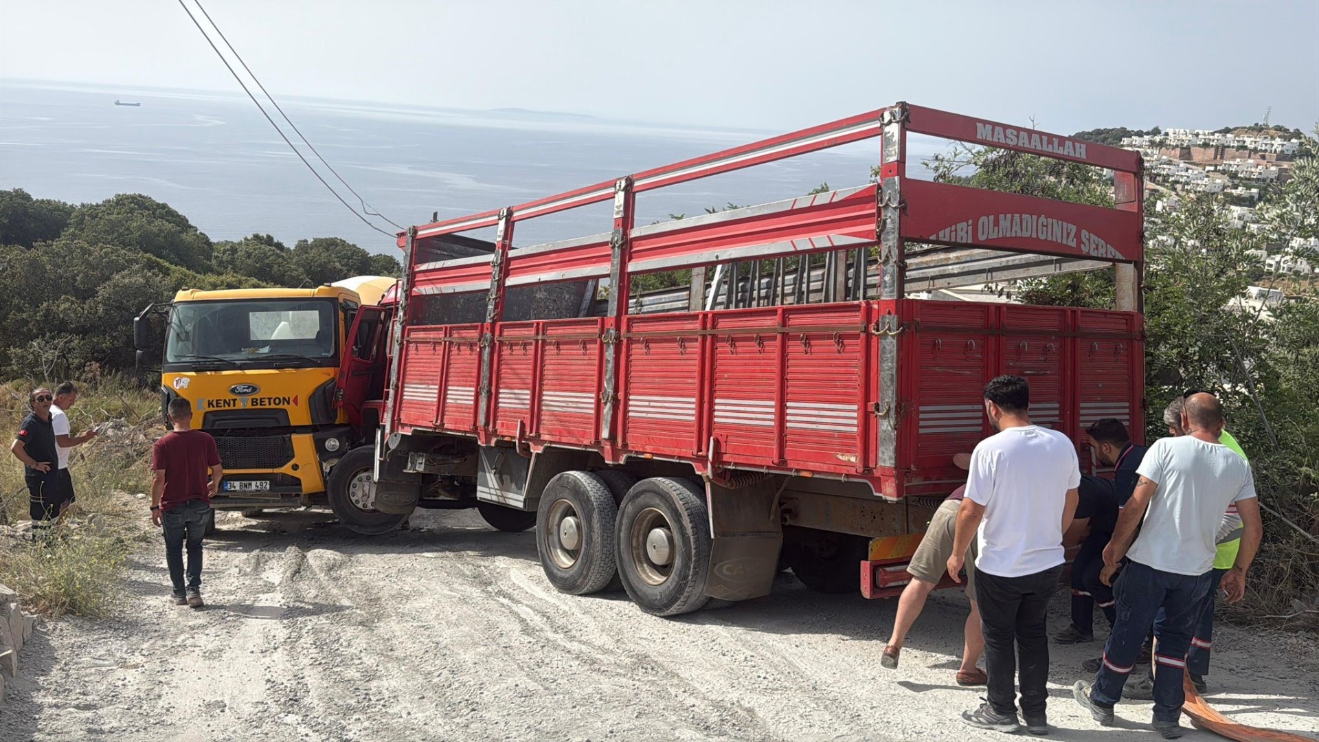 Beton mikseri ile kayan kamyonetin arasında kalan sürücü hayatını kaybetti
