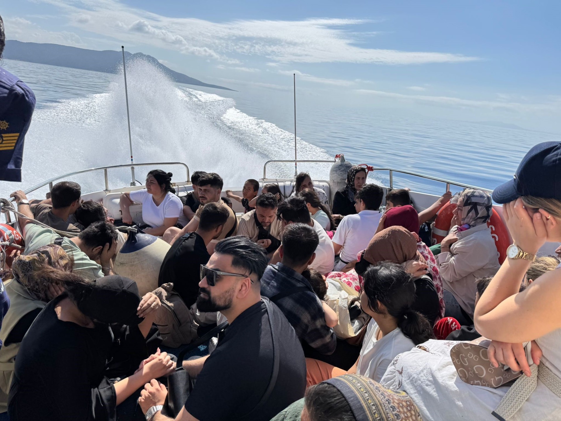 Yelkenlide 95 düzensiz göçmen yakalandı