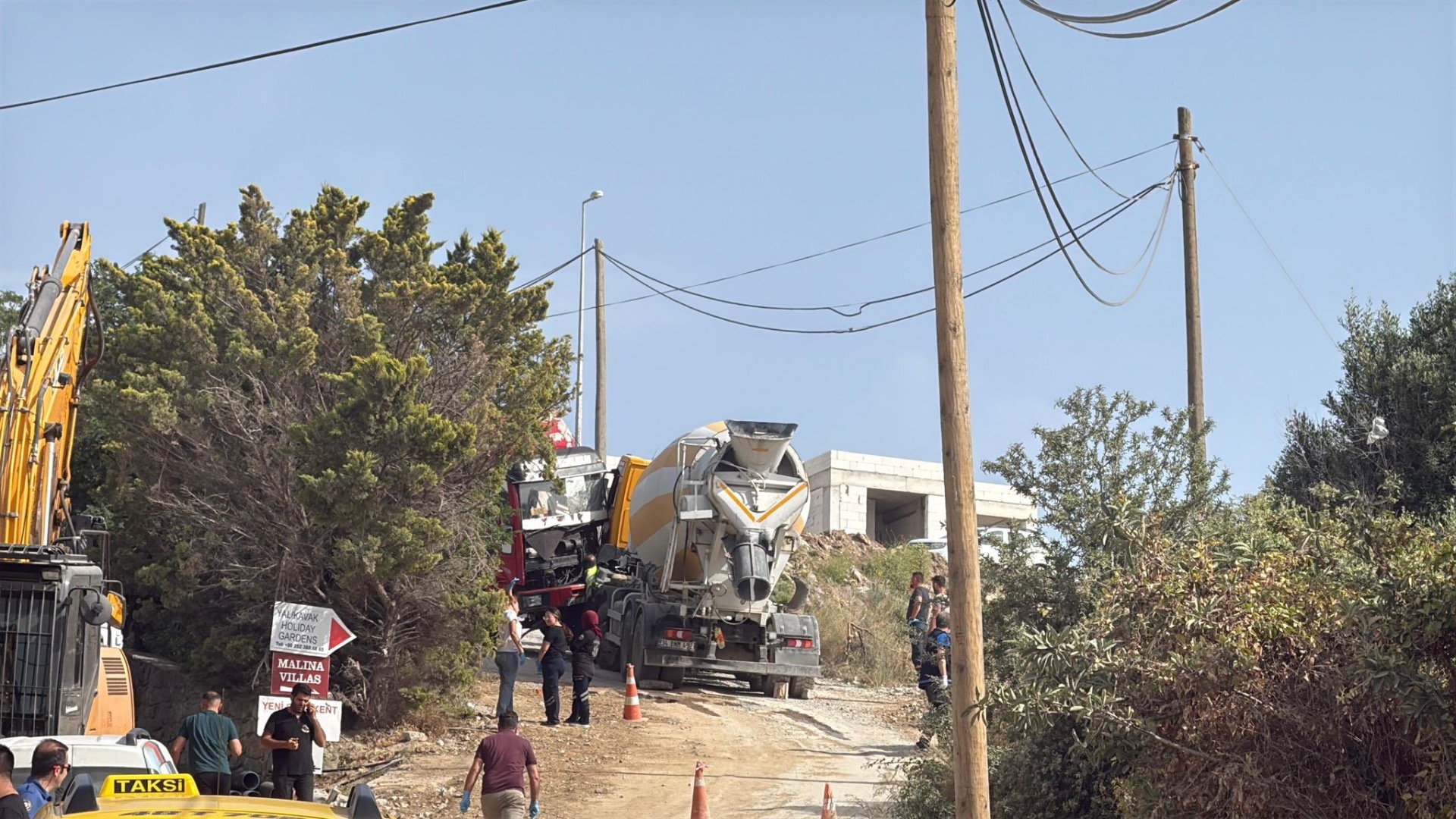 Beton mikseri ile kayan kamyonetin arasında kalan sürücü hayatını kaybetti