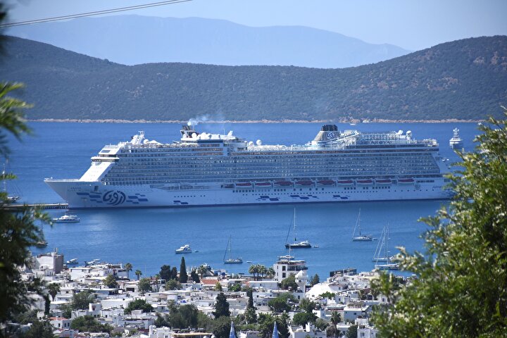 Mein Schiff 5 ve Aroya kruvaziyerleriyle Bodrum’a 3 bin 308 yolcu geldi